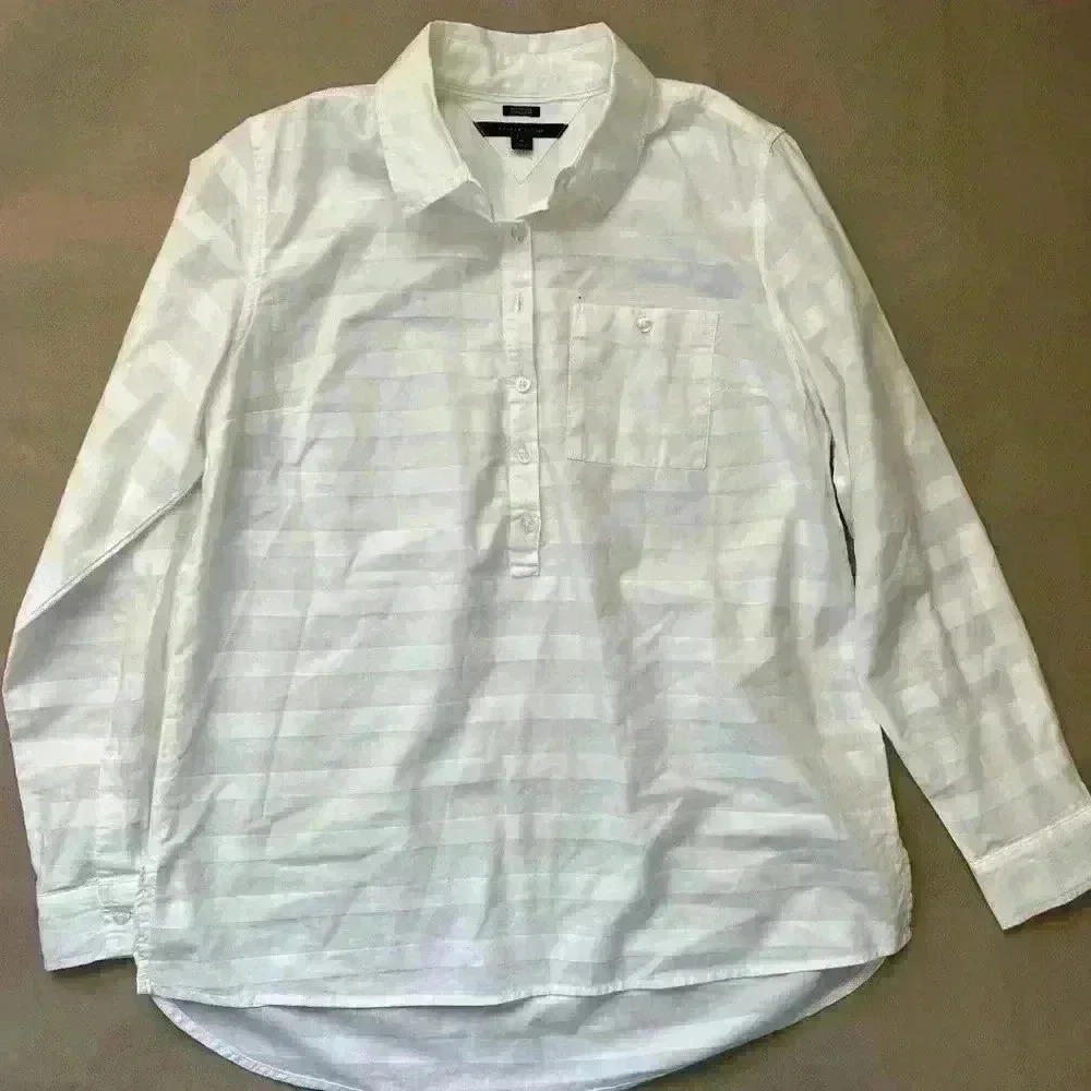 TOMMY HILFIGER BOYFRIEND FIT WHITE ON WHITE BUTTON DOWN BLOUSE SIZE MEDIUM